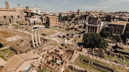 Visita guiada al Coliseo y al centro histórico con degustación de pizza.